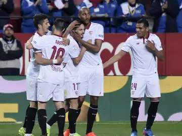 Sarabia es felicitado tras marcar ante el Eibar Sarabia es felicitado tras marcar ante el Eibar