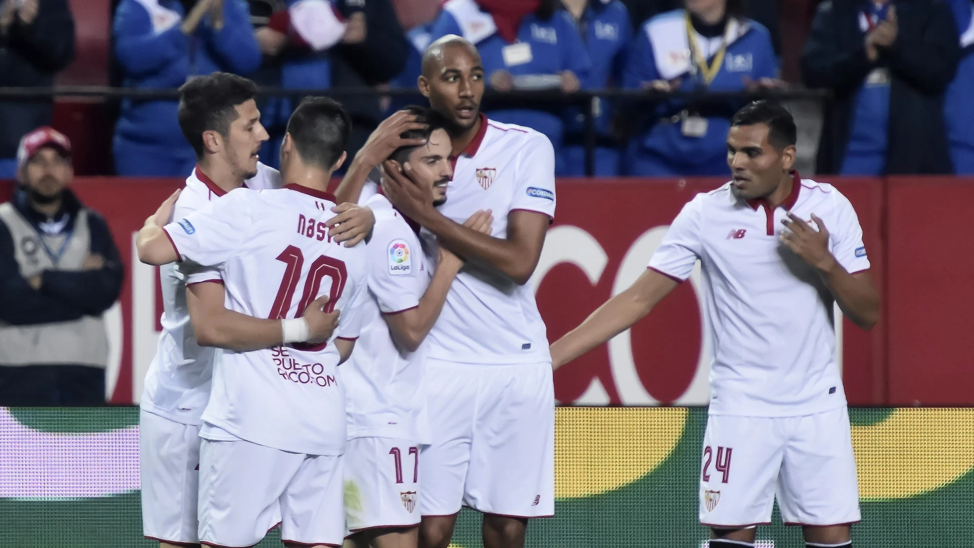 Sarabia es felicitado tras marcar ante el Eibar Sarabia es felicitado tras marcar ante el Eibar