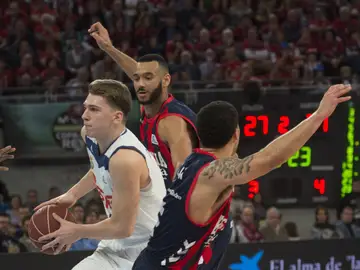 Luka Doncic penetra a canasta ante la defensa del Baskonia Luka Doncic penetra a canasta ante la defensa del Baskonia