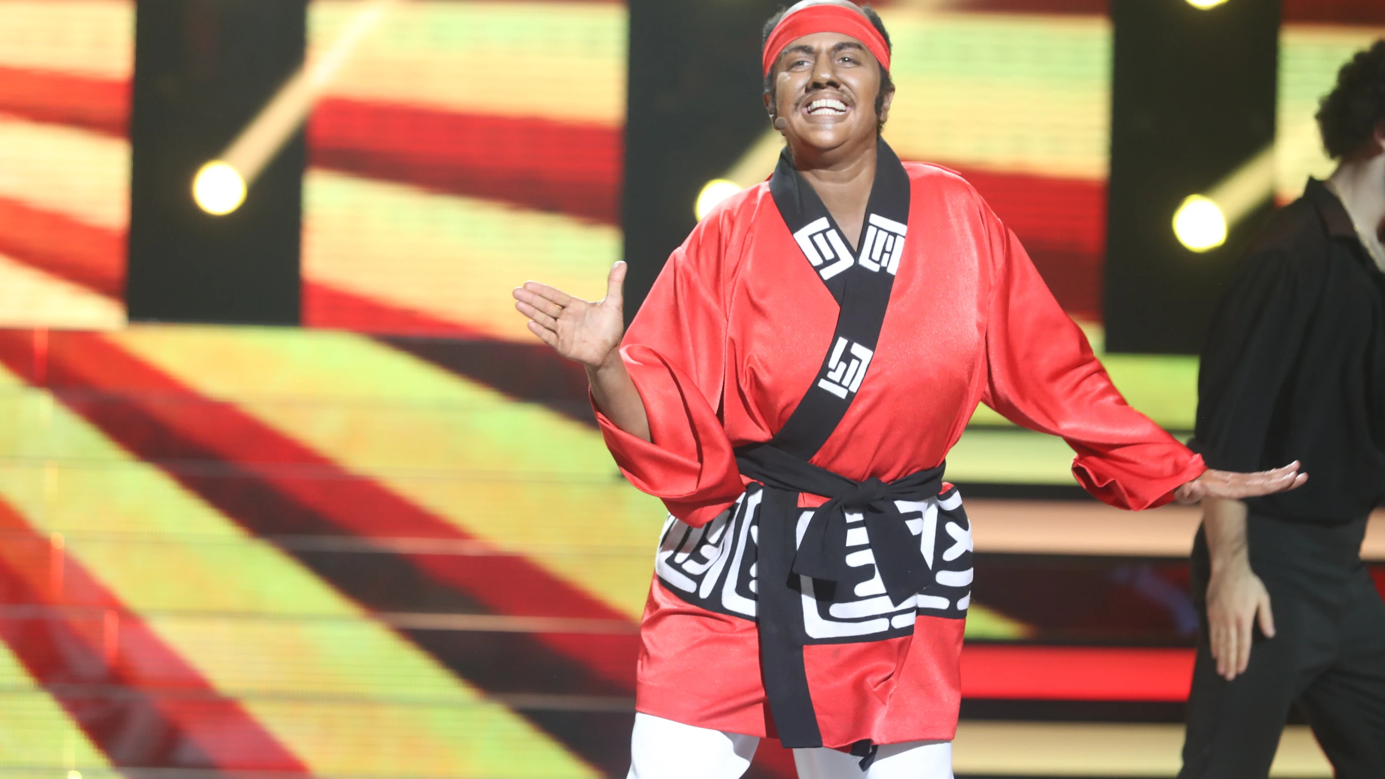 Yolanda Ramos demuestra sus dotes de artes marciales en ‘Kung fu fighting’ como Carl Douglas