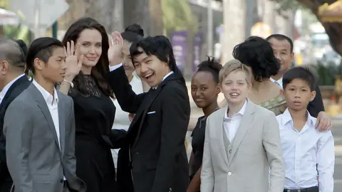 Angelina Jolie vuelve a sonreír junto a sus hijos En Camboya para presentar su nueva película