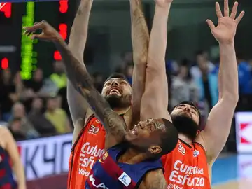 Pelea por un rebote entre Alex Renfroe, Bojan Dubljevic y Viacheslav Kravtsov Pelea por un rebote entre Alex Renfroe, Bojan Dubljevic y Viacheslav Kravtsov