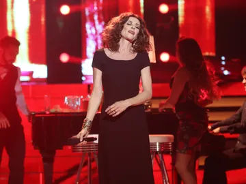 Esther Arroyo, una elegantísima Ana Belén con el inolvidable tema ‘El hombre del piano’ Esther Arroyo, una elegantísima Ana Belén con el inolvidable tema ‘El hombre del piano’