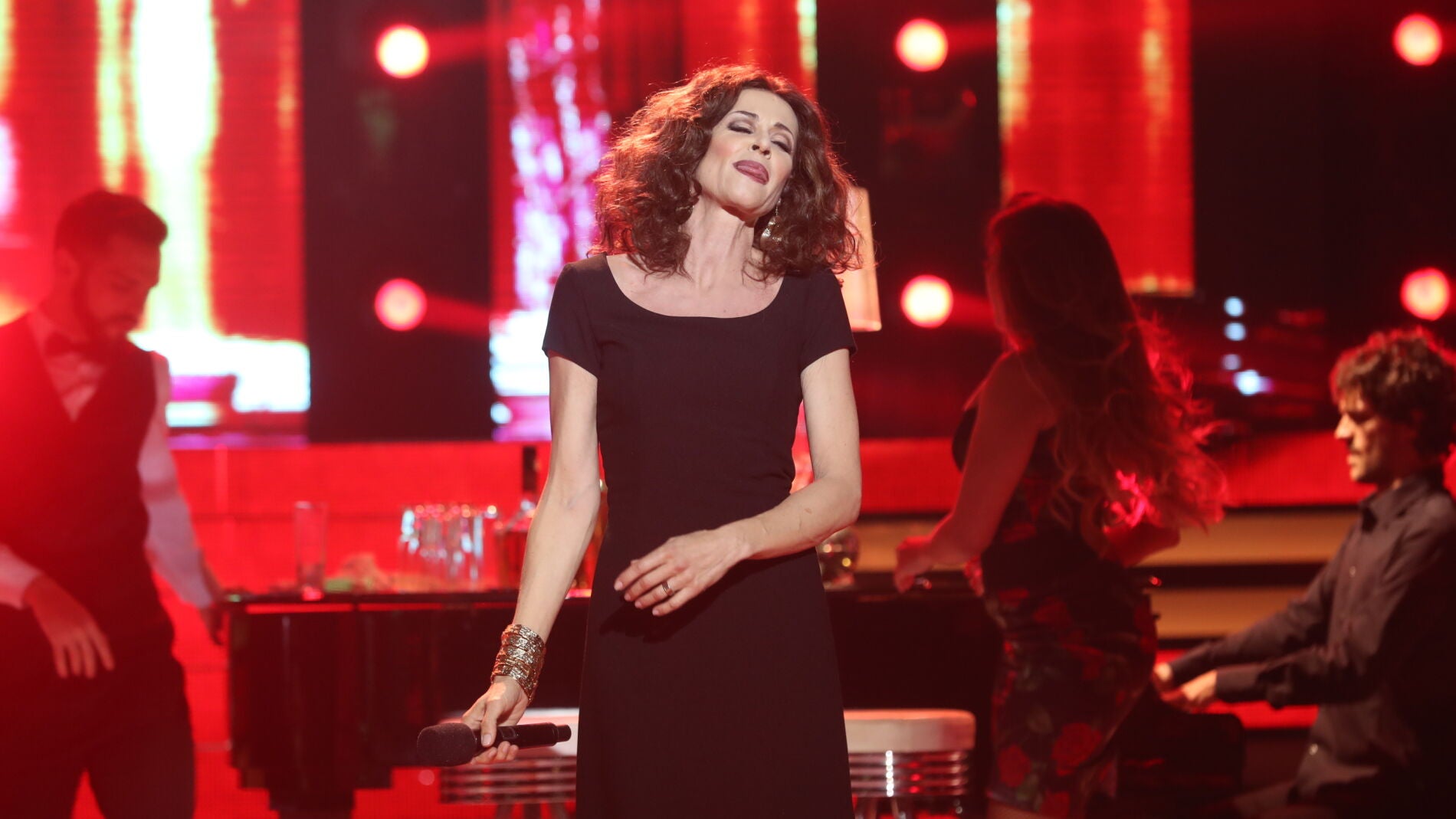 Esther Arroyo, una elegant&iacute;sima Ana Bel&eacute;n con el inolvidable tema &lsquo;El hombre del piano&rsquo;