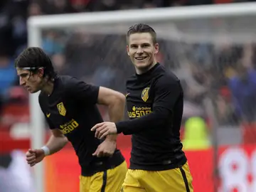 Gameiro celebra uno de sus goles en El Molinón Gameiro celebra uno de sus goles en El Molinón