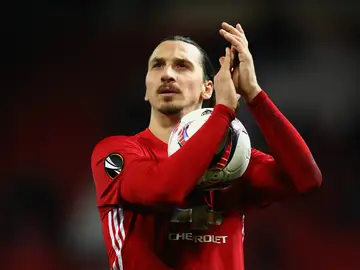 Ibrahimovic aplaude con el balón Ibrahimovic aplaude con el balón