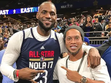 Lebron James y Ronaldinho Lebron James y Ronaldinho