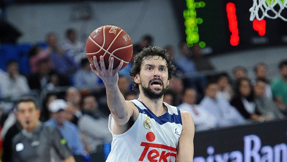 Sergio Llull penetra a canasta ante Sam Van Rossom