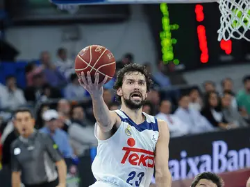 Sergio Llull penetra a canasta ante Sam Van Rossom Sergio Llull penetra a canasta ante Sam Van Rossom