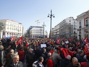 Vista de los participantes en la manifestación convocada por CCOO y UGT