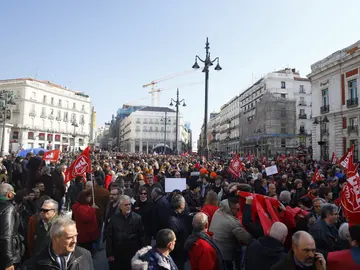Vista de los participantes en la manifestación convocada por CCOO y UGT Vista de los participantes en la manifestación convocada por CCOO y UGT