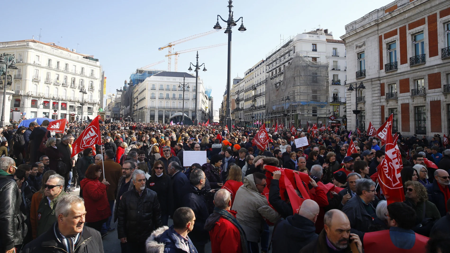 Vista de los participantes en la manifestación convocada por CCOO y UGT Vista de los participantes en la manifestación convocada por CCOO y UGT