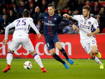 Draxler encarando a un jugador del Toulouse Draxler encarando a un jugador del Toulouse