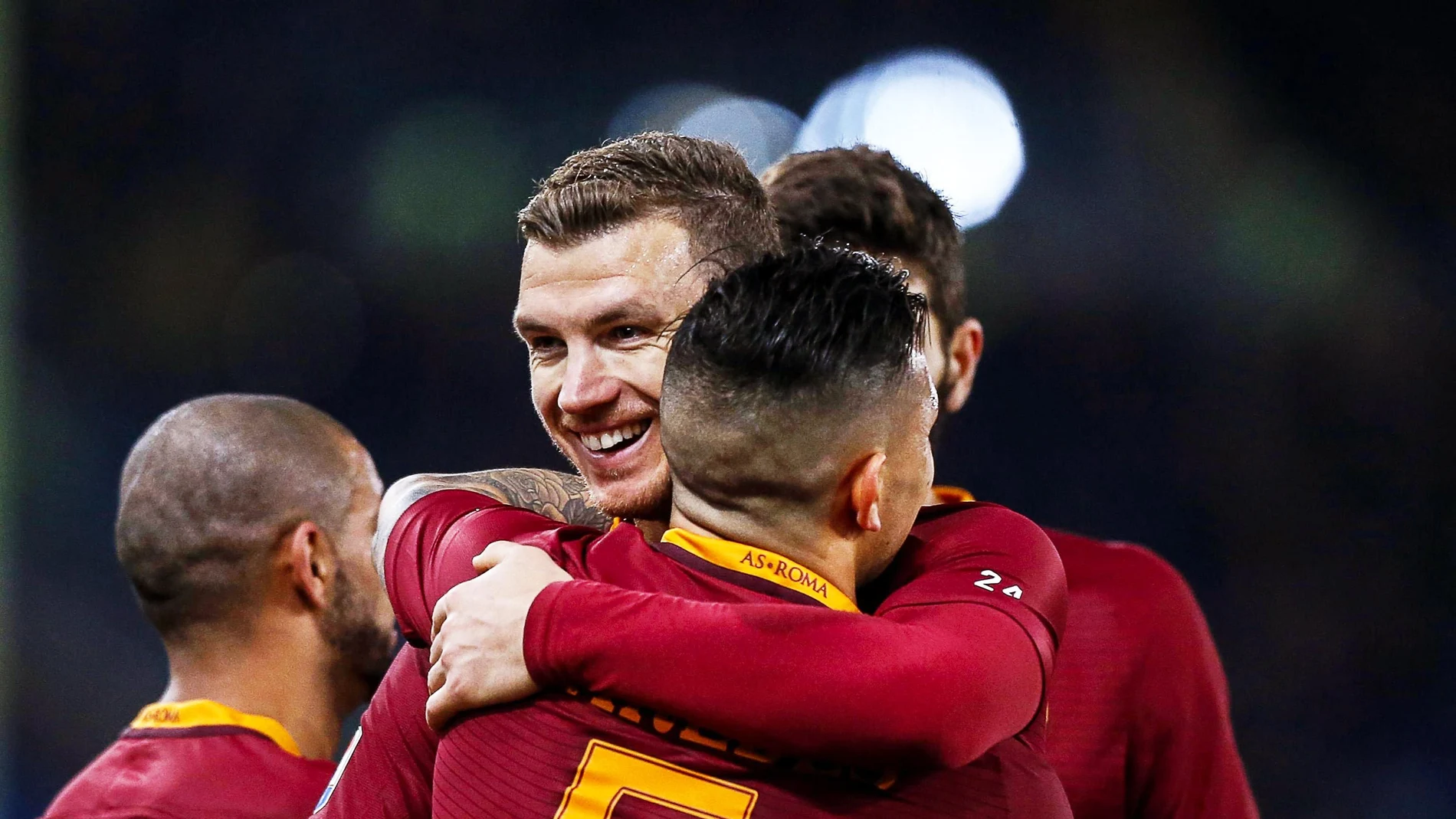 Los jugadores de la Roma celebrando un gol Los jugadores de la Roma celebrando un gol