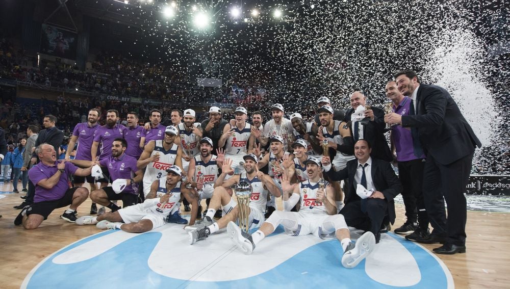 El Real Madrid posa con la Copa de campeón de la Copa del Rey