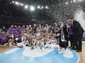 El Real Madrid posa con la Copa de campeón de la Copa del Rey El Real Madrid posa con la Copa de campeón de la Copa del Rey