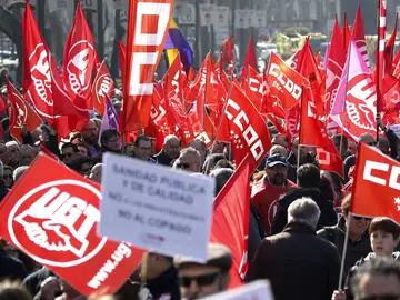 Fotografía de archivo de una manifestación convocada por CCOO y UGT Fotografía de archivo de una manifestación convocada por CCOO y UGT