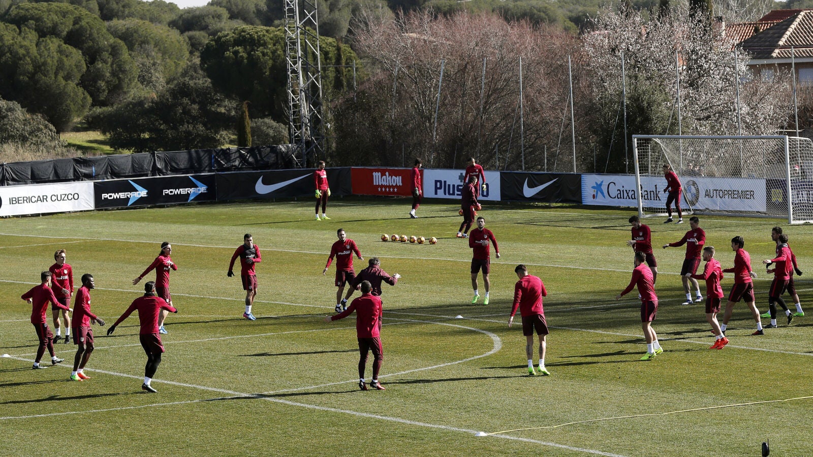 Los Ultras Sur del Real Madrid 'asaltan' el Cerro del Espino...¡mientras el Atlético preparaba el partido contra el Leverkusen!