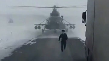 El piloto en el momento en el que se baja del helicóptero