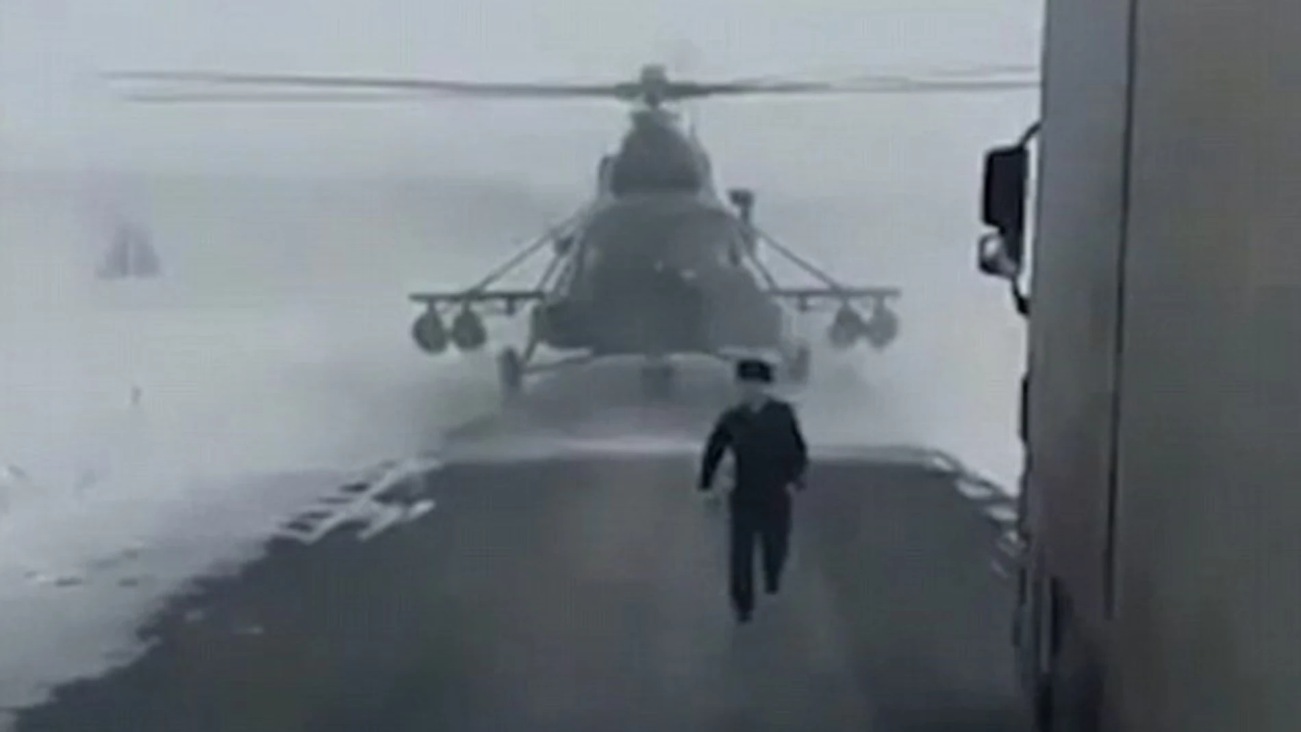 El piloto en el momento en el que se baja del helicóptero El piloto en el momento en el que se baja del helicóptero