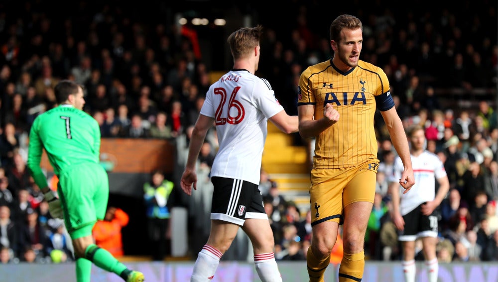 Harry Kane celebra uno de sus tres goles ante el Fulham