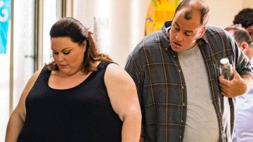 Chris Sullivan y Chrissy Metz en la serie 'This is us'