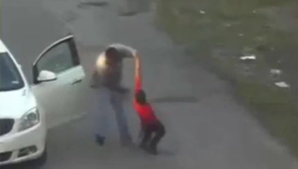 Momento en el que el hombre golpea al menor