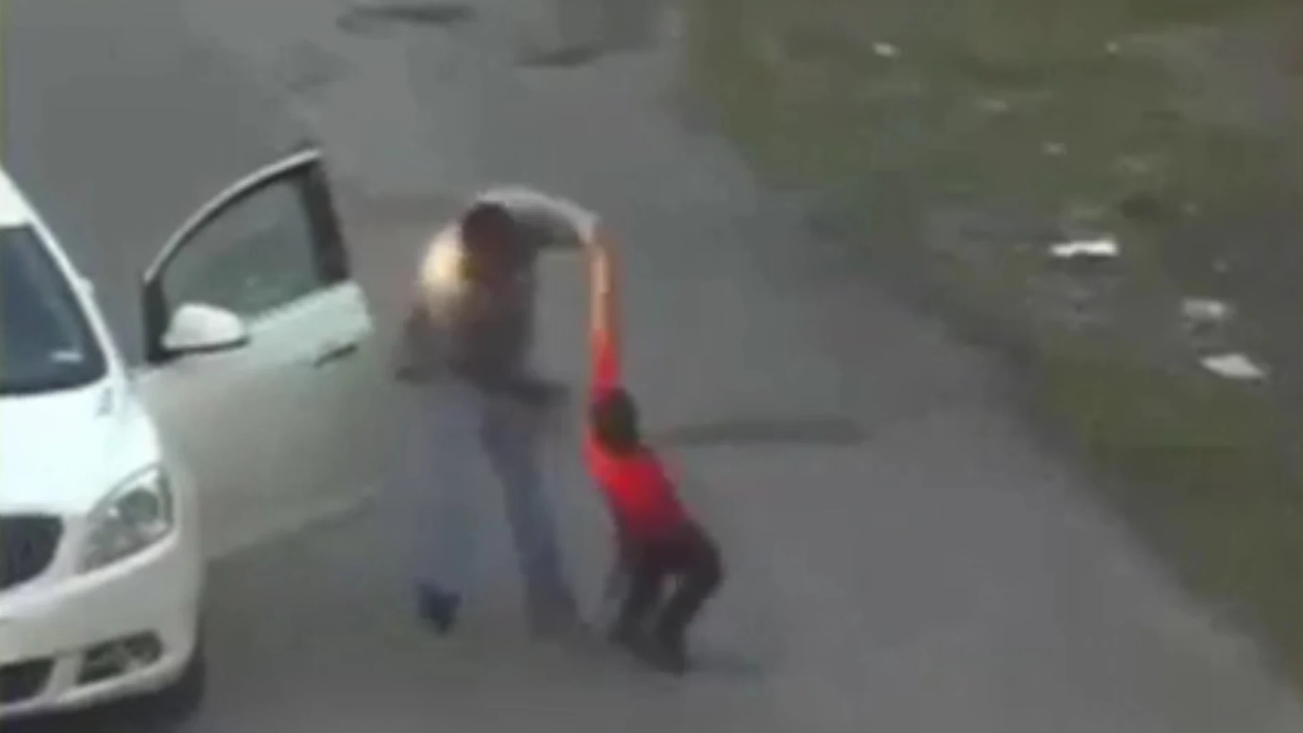 Momento en el que el hombre golpea al menor Momento en el que el hombre golpea al menor