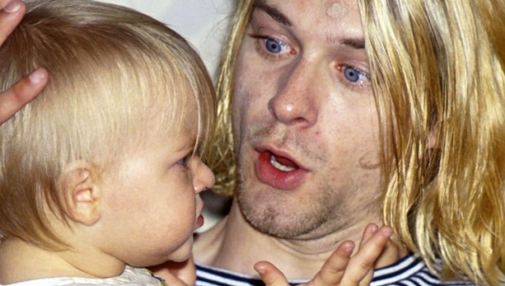 Kurt Cobain junto a su hija Frances Bean Cobain