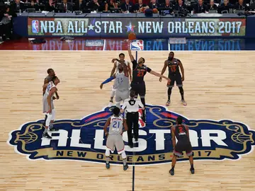 Momento del salto inicial que daba comienzo al All Star Game Momento del salto inicial que daba comienzo al All Star Game