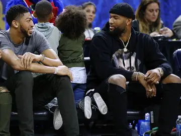 DeMarcus Cousins dialoga con Anthony Davis DeMarcus Cousins dialoga con Anthony Davis