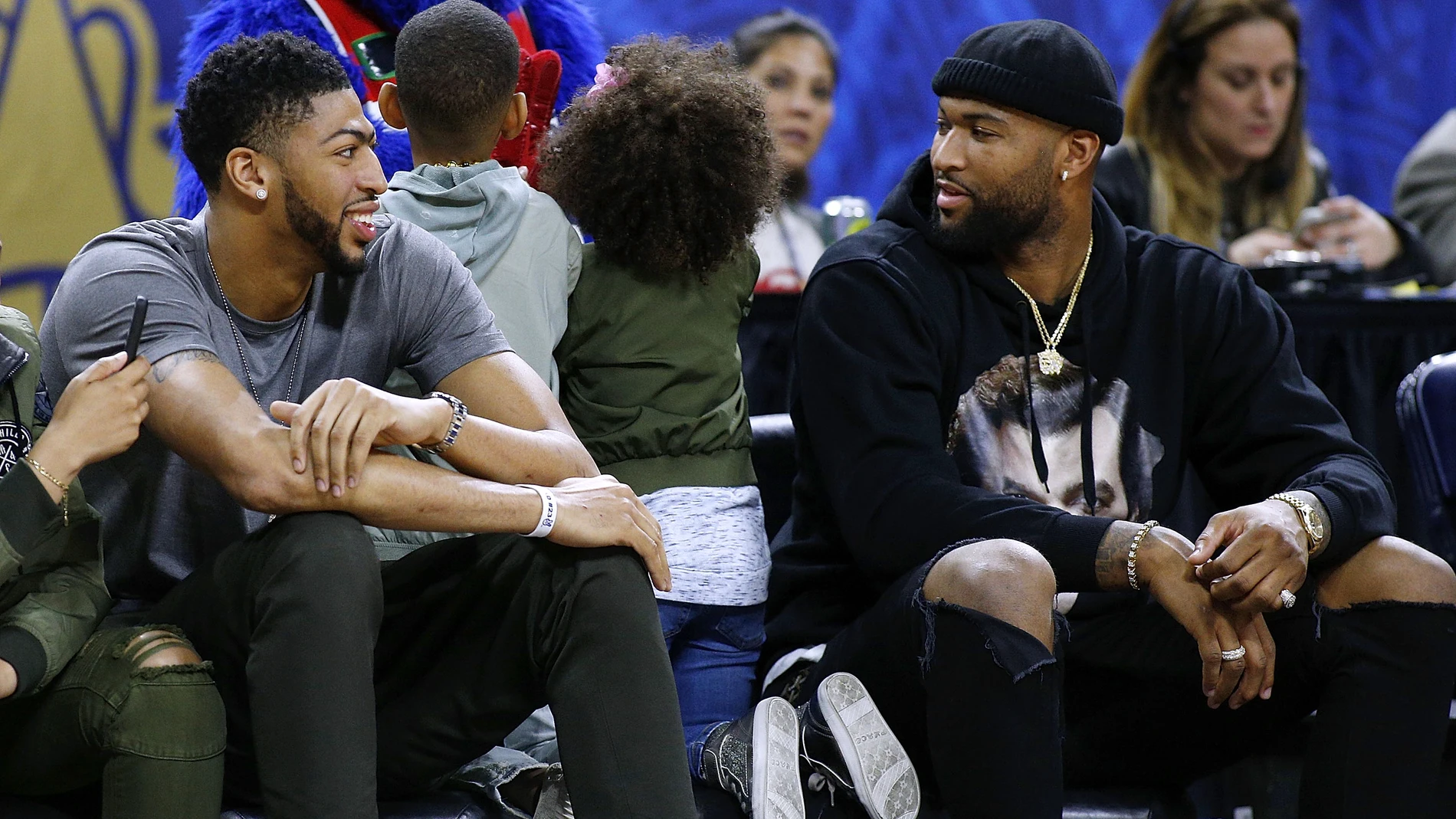 DeMarcus Cousins dialoga con Anthony Davis DeMarcus Cousins dialoga con Anthony Davis