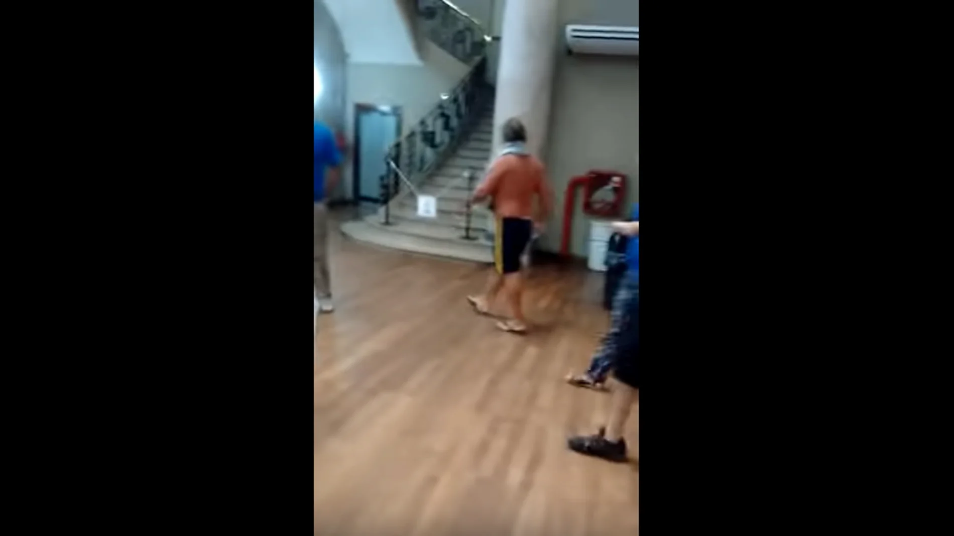 El hombre llega con toalla a las oficinas El hombre llega con toalla a las oficinas