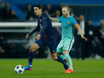 Di María mantiene el balón ante la presión de Iniesta Di María mantiene el balón ante la presión de Iniesta