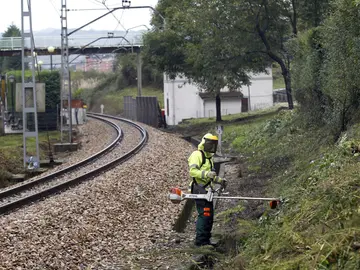 Imagen de archivo de miembros de la Policía buscando pruebas junto a la vía de tren en las inmediaciones del apeadero de La Argañosa Imagen de archivo de miembros de la Policía buscando pruebas junto a la vía de tren en las inmediaciones del apeadero de La Argañosa