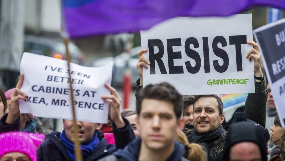 Varios manifestantes belgas protestan contra las políticas de Trump durante la visita de Mike Pence a Bruselas