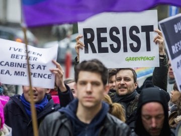 Varios manifestantes belgas protestan contra las políticas de Trump durante la visita de Mike Pence a Bruselas