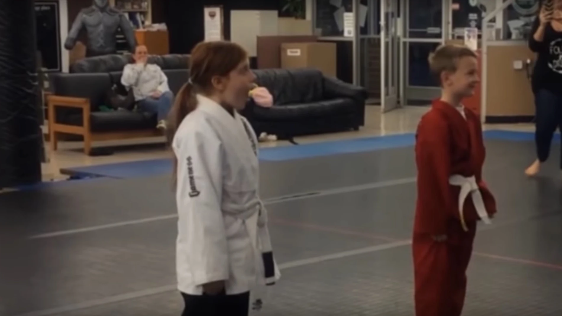 La reacción de la niña al ver a su padre La reacción de la niña al ver a su padre