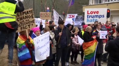 Decenas de personas protestan en Bruselas contra la visita del vicepresidente norteamericano Mike Pence