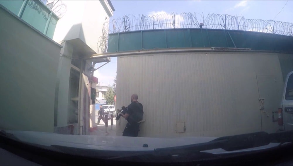 Frame 15.225461 de: En el vídeo se ve cómo la puerta de la embajada española en Kabul se abría empujando