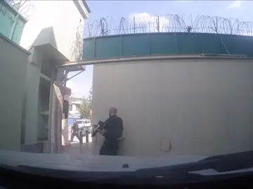 Frame 15.225461 de: En el vídeo se ve cómo la puerta de la embajada española en Kabul se abría empujando Frame 15.225461 de: En el vídeo se ve cómo la puerta de la embajada española en Kabul se abría empujando