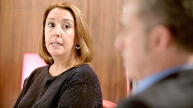 Tras firmar el divorcio, Ruth se despide de Jaime que no le dirige la palabra ni la mirada