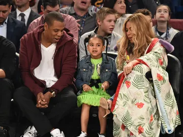 Jay-Z y Beyoncé, junto a su hija en el All Star Jay-Z y Beyoncé, junto a su hija en el All Star
