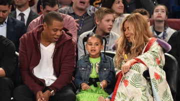 Jay-Z y Beyoncé, junto a su hija en el All Star
