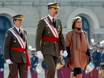 El Rey Felipe VI junto a María Dolores de Cospedal en un acto en Zaragoza El Rey Felipe VI junto a María Dolores de Cospedal en un acto en Zaragoza