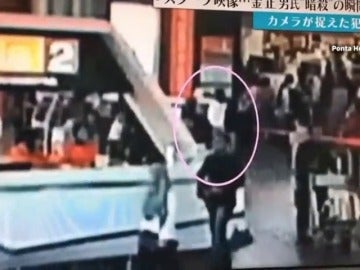 Frame 12.744271 de: Publican una grabación de una cámara de seguridad que supuestamente recoge el asesinato de Kim Jong Nam