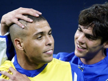 Ronaldo, junto a Kaká en el Mundial de 2002