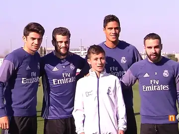 Frame 3.229681 de: El Real Madrid recibe la visita del 'niñó ángel' en Valdebebas Frame 3.229681 de: El Real Madrid recibe la visita del 'niñó ángel' en Valdebebas