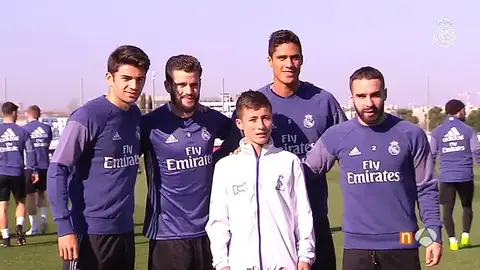 Frame 3.229681 de: El Real Madrid recibe la visita del 'niñó ángel' en Valdebebas Frame 3.229681 de: El Real Madrid recibe la visita del 'niñó ángel' en Valdebebas