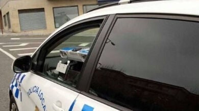 Detienen a un policía que intentó morder a unos agentes tras embestir con un coche una terraza en Ourense